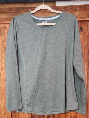 RIDGECUT Women’s Heathered Sage Green Crewneck Top